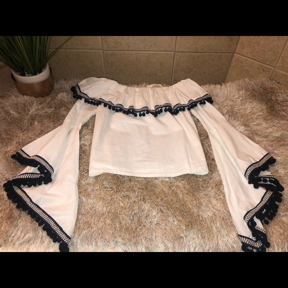 Cute and sassy 💁🏽‍♀️ off the shoulder top!!🦋